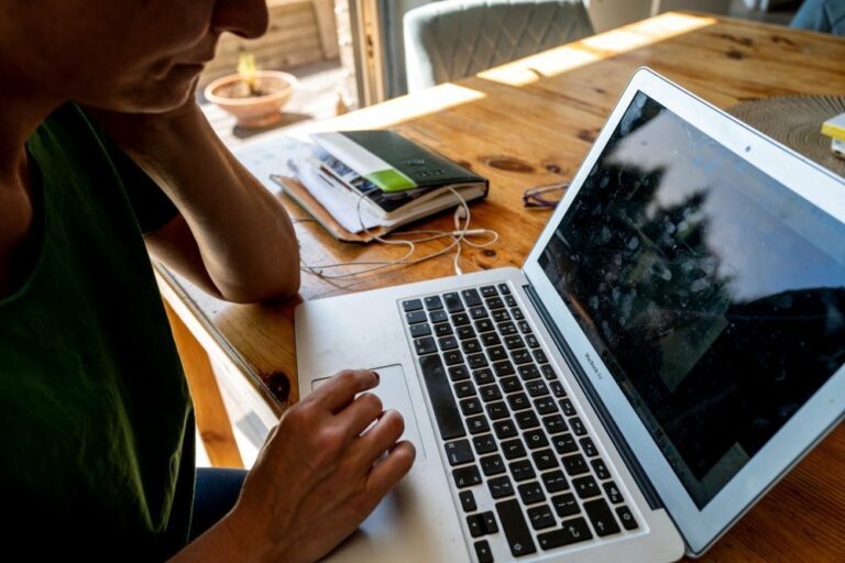 Badanie: home office zaciera granice między pracą a życiem prywatnym