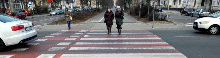 Senat przyjął poprawkę do noweli wprowadzającej zasadę pierwszeństwa pieszych przy wchodzeniu na pasy