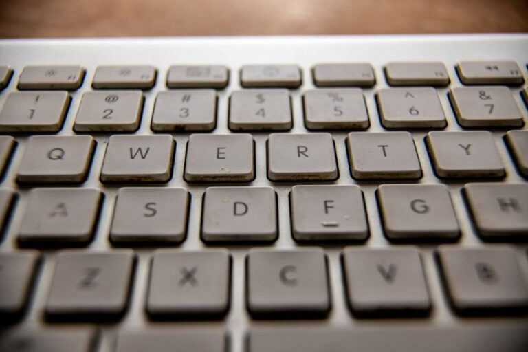 Raport o błędach językowych w Internecie: „napewno” na czele listy