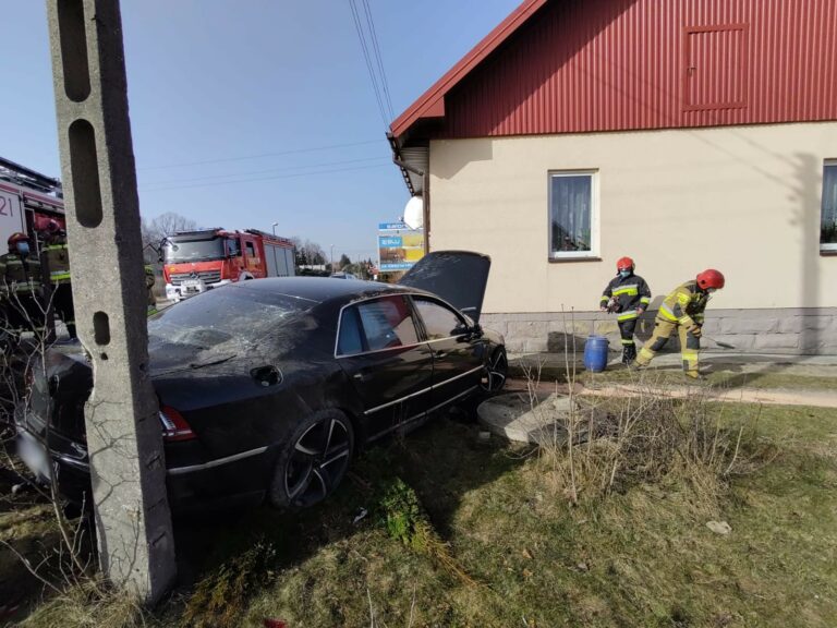 Zderzenie dwóch osobówek. Jedna zatrzymała się na prywatnej posesji, druga na ogrodzeniu firmy