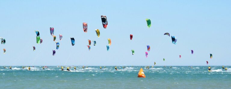 Obozy kitesurfingowe – zabawa i sport w jednym!