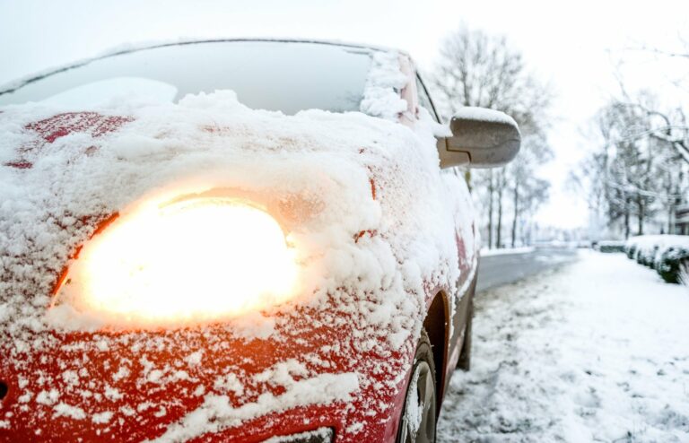 Twój samochód jest oszroniony lub pokryty śniegiem? Nie dość, że to niebezpieczne, to grozi Ci mandat