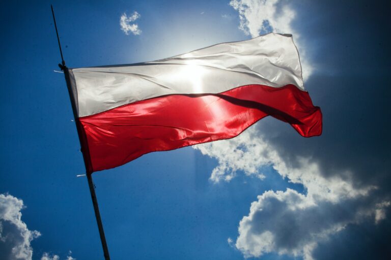 „Pod biało-czerwoną”. Wiemy już, które gminy dostaną flagi i maszty od rządu