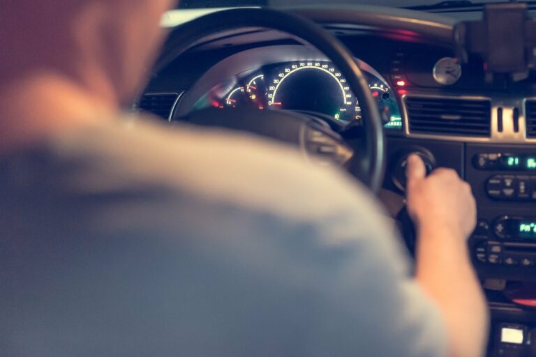 Mieszkaniec Łużnej zatrzymany za zuchwałą kradzież samochodu. Auto zniknęło sprzed sklepu w Bobowej