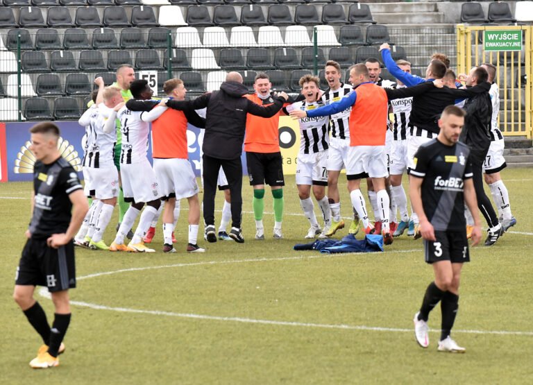 Łódź odpłynęła z niczym, Sandecja coraz wyżej