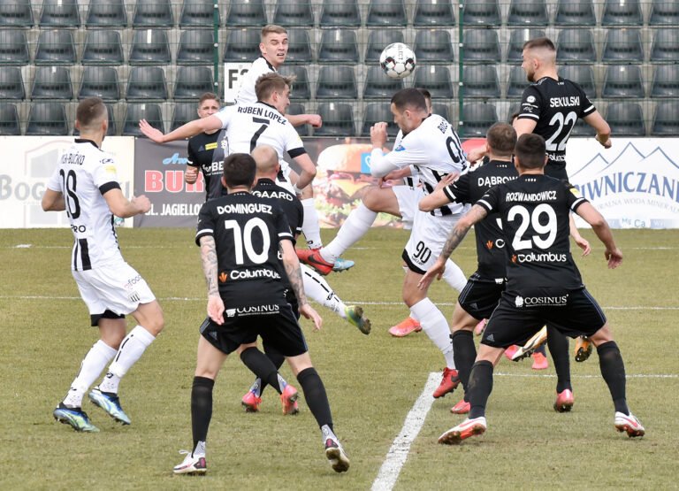 Sandecja zwycięża, Łódź odpływa z kwitkiem. Na mecz trzeba było wezwać pogotowie…