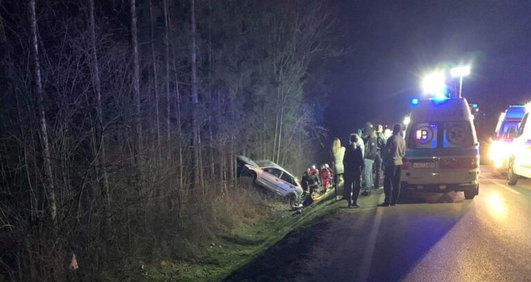 Wypadek w Starym Sączu. Nie żyją dwie młode pasażerki Forda, trzeciego pasażera zabrał śmigłowiec LPR