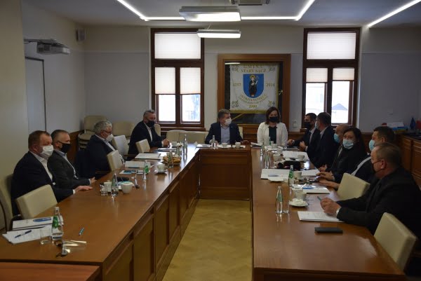 Sądecczyzna. Wszystkie gminy powiatu wraz z Nowym Sączem zagrają do jednej bramki. Burmistrz Lelek: to wspólny sukces