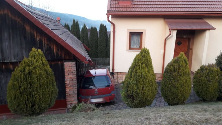 Kamionka Mała. Samochód wpadł na posesję i uderzył w dom