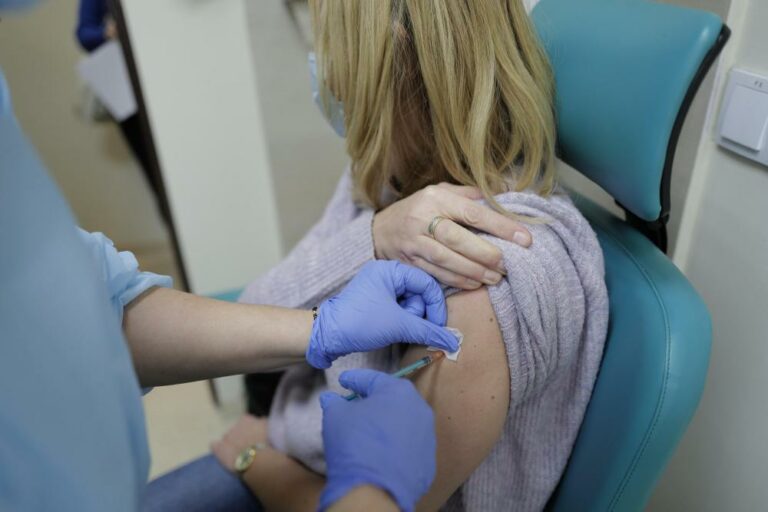 Rząd zwalnia niektórych z obowiązku noszenia masek. Są zmiany w rozporządzeniu dotyczącym ograniczeń epidemicznych i szczepień