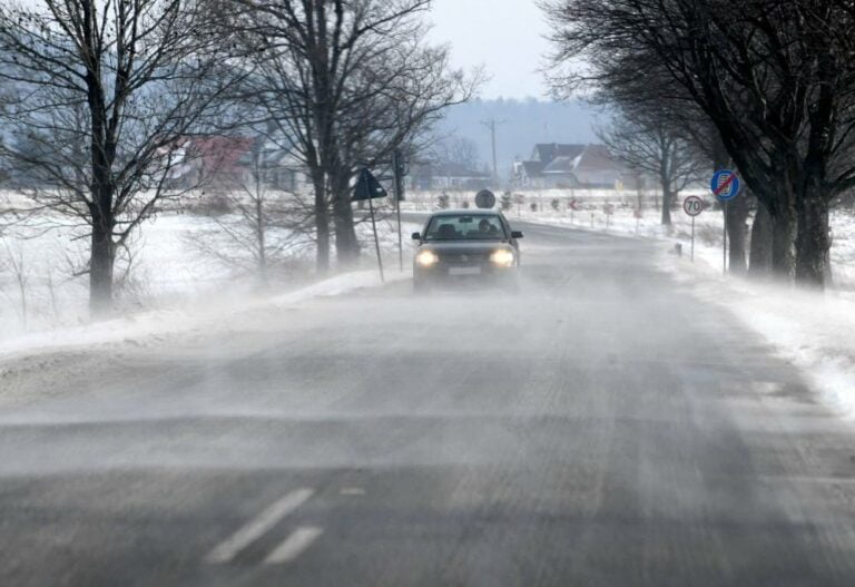Będzie padać śnieg i deszcz ze śniegiem. Lokalnie na południu burze
