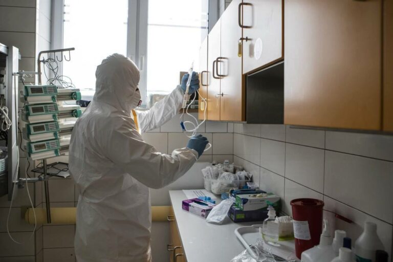Komu grozi ciężki przebieg COVID-19? Wskaźniki dotyczą między innymi poziomu witaminy D, sodu i glukozy