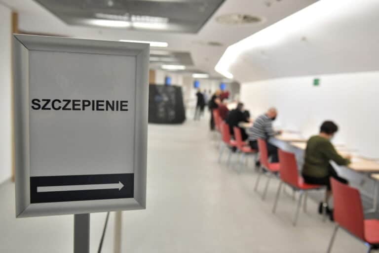 Rozpoczynają się zapisy na szczepienia dla osób z roczników 1957-1961