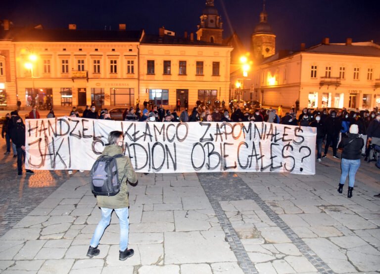 Kibice Sandecji protestowali przed ratuszem