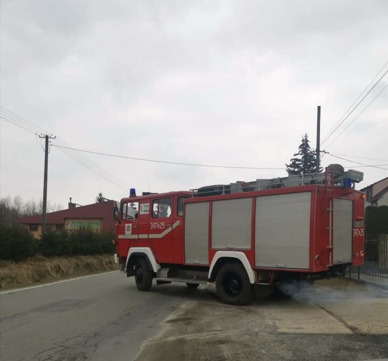 Polna. Karetka pogotowia utknęła w rowie. Nie obyło się bez pomocy strażaków