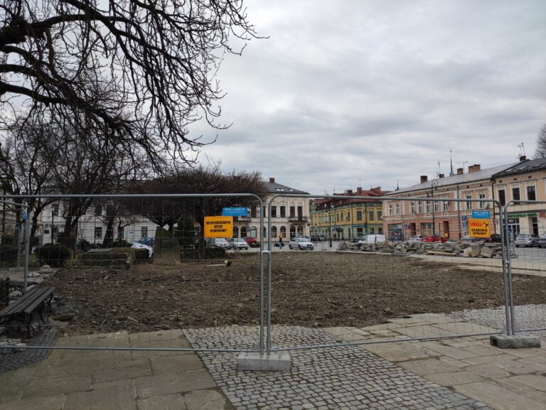 Nowy Sącz. Wykopaliska na rynku zasypane. Co z planami budowy podziemnego muzeum?
