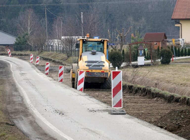 Niemal 5 km nowego asfaltu w gminie Grybów, powstaną też chodniki. Ruszyły prace