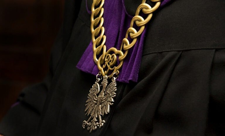 Nowy Sącz. 58-letni nauczyciel skrzywdził 13-letnią uczennicę? Jest zarzut dot. ,,innych czynności seksualnych”
