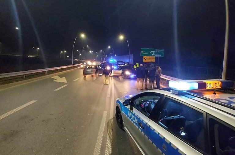 Nowy Sącz. Sceny rodem z filmu akcji. Atak maczetą na policjanta, rozbój na 24-latku w hostelu, wymuszenie haseł do kont i pościg