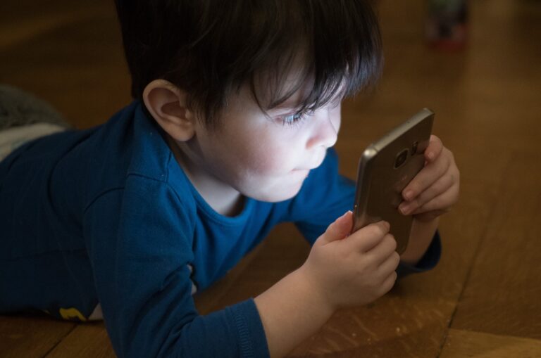 Czy Twoje dziecko jest już uzależnione od telefonu? Możesz to sprawdzić