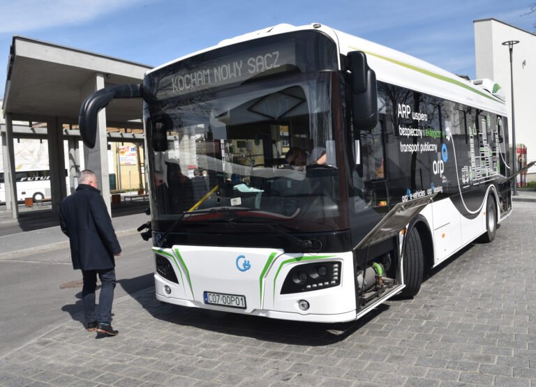 Jest cichy i nie kopci z wydechu, a wewnątrz zdezynfekujesz dłonie. Autobus – „elektryk” kursuje po Nowym Sączu