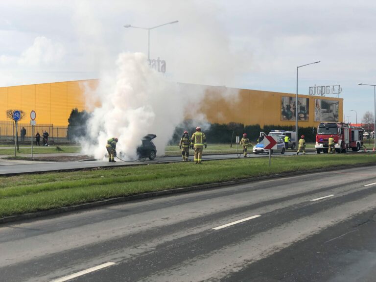 Nowy Sącz, Al. Piłsudskiego: płonący samochód zablokował ruch