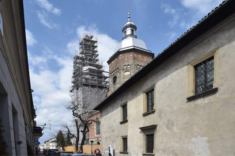 Wieża Bazyliki Świętej Małgorzaty cała w rusztowaniach…. Trwa remont wart pięć milionów.