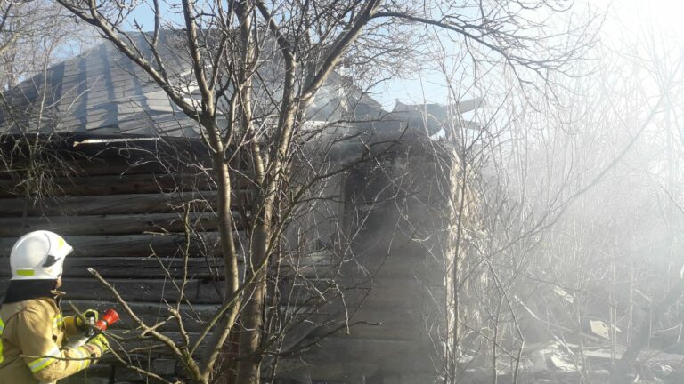 Grybów. W starym drewnianym domu wybuchł pożar