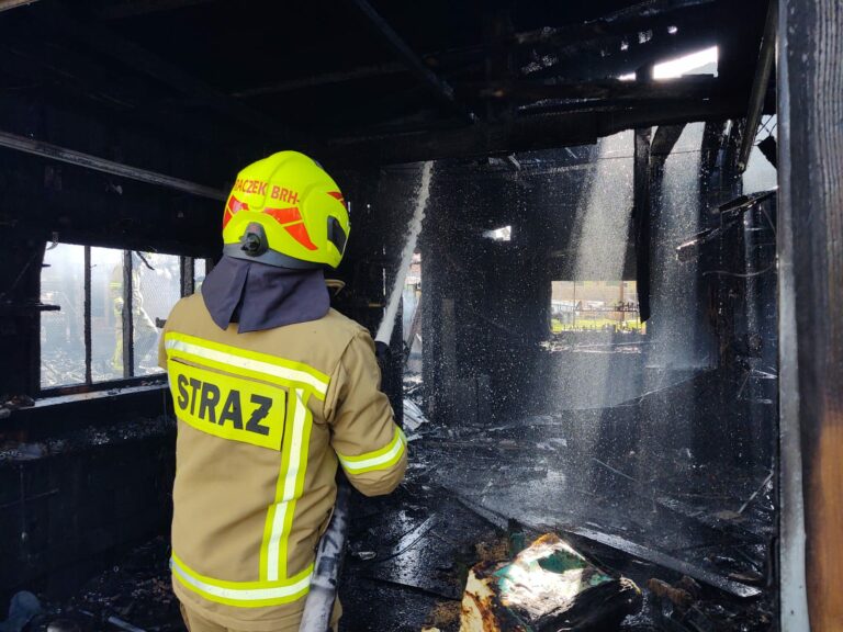 Biała Niżna. Pożar garażu, szopy i wiaty. Zagrożony był też dom