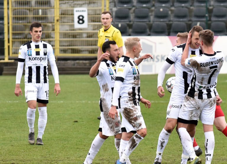 Sandecja niesiona przez zwycięską falę