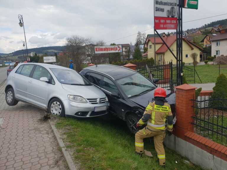 Powroźnik. Samochody zderzyły się ze sobą i zatrzymały na ogrodzeniu