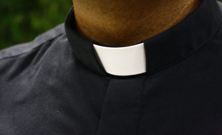 Podczas lekcji religii ksiądz miał szarpać dzieci za włosy i uszy, bić dziennikiem i poniżać. Usłyszał zarzut znęcania się psychicznego i fizycznego