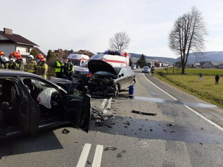 Wypadek w Łososinie Dolnej. Sześć osób rannych. W akcji śmigłowiec LPR