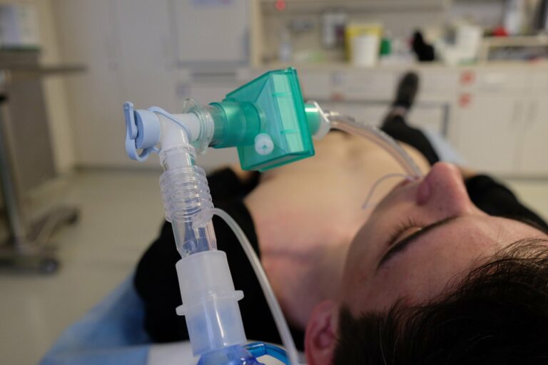 Tylko 13 wolnych respiratorów w naszym województwie. Łukasz Kmita: może być konieczna relokacja pacjentów