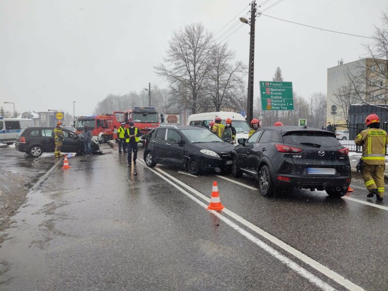 Nowy Sącz, ul. Lwowska: trzy auta rozbite, jedna osoba w szpitalu