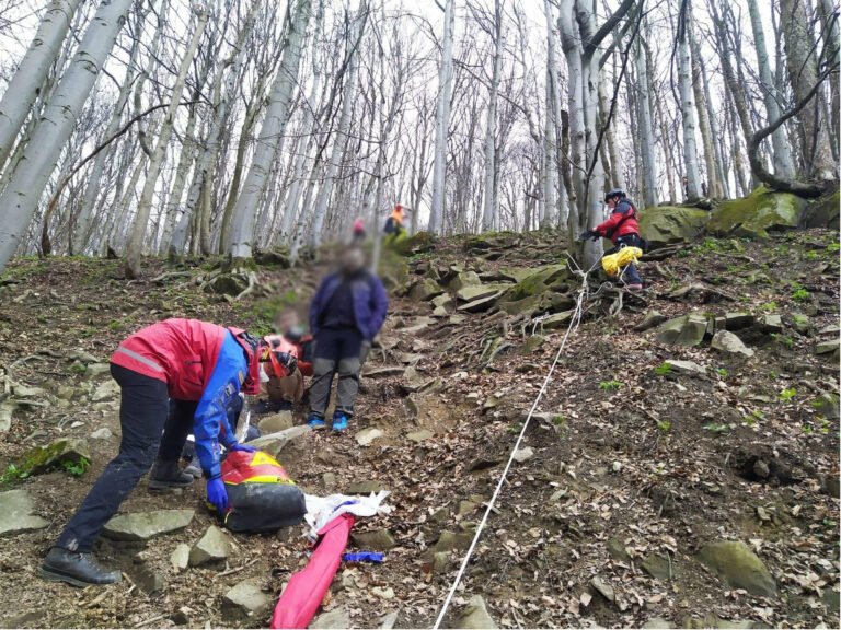 Akcja ratunkowa GOPR na stoku Lackowej. Turystka upadła na stromym szlaku