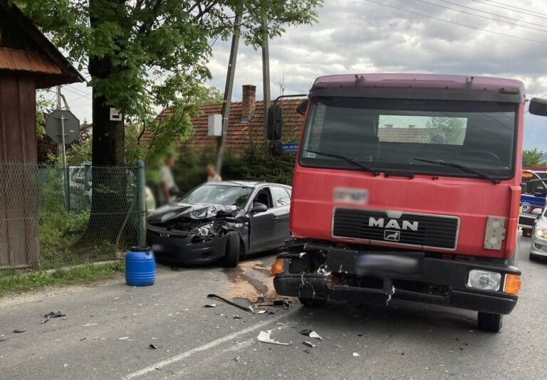 Nowy Sącz. Dziecko i osoba dorosła w szpitalu po zderzeniu auta osobowego z ciężarowym