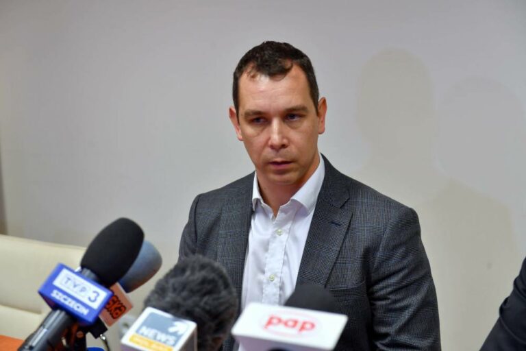 Doradca premiera proponuje godzinę policyjną dla niezaszczepionych