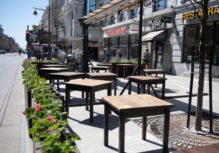 Od soboty otwarte ogródki w restauracjach; więcej osób będzie mogło jechać transportem publicznym