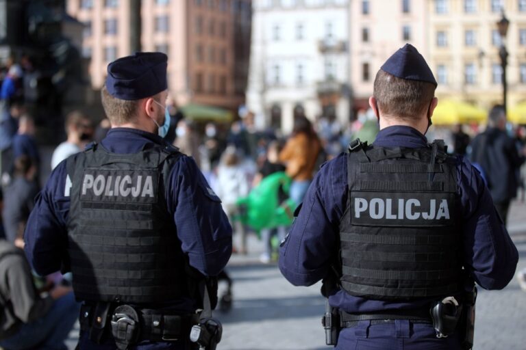 Policja: niezmiennie będziemy sprawdzać czy obostrzenia są przestrzegane