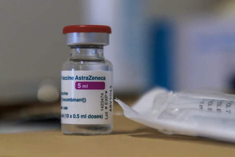 Przypadki zatorów tętnic mózgu u pacjentów, którzy przyjęli szczepionkę AstraZeneca