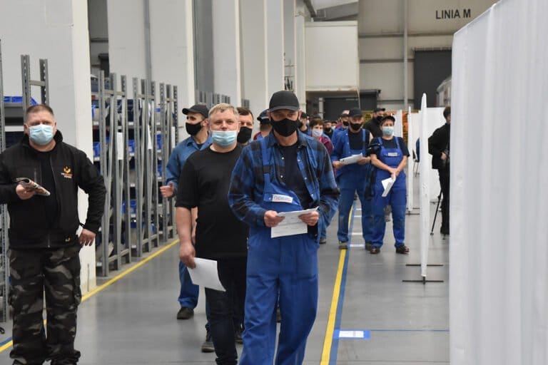 Niemal 1500 osób zaszczepiono dziś w sądeckim Newagu. Firma zorganizowała akcję na własną rękę