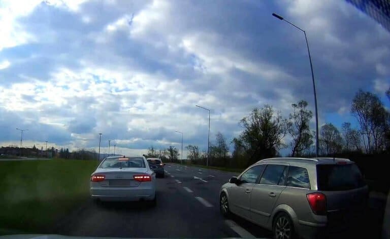 Brawurowa akcja zatrzymania pijanego kierowcy. Zablokowały go trzy samochody [FILM]