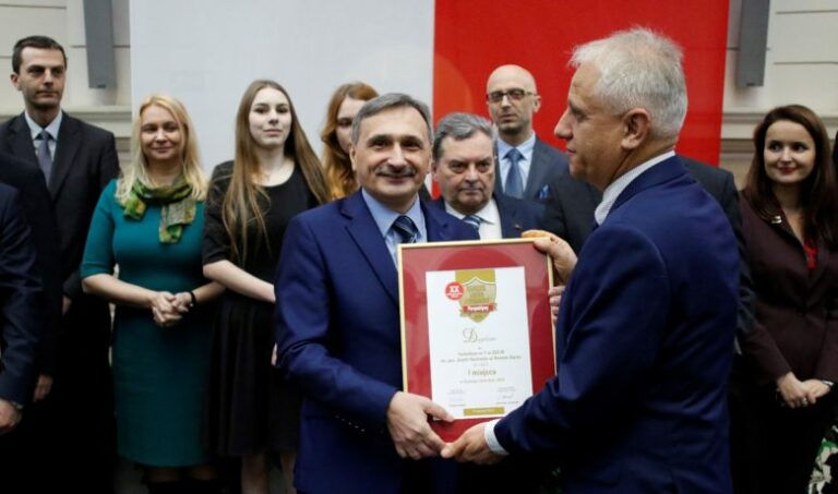 Jubileusz 135-lecia. Uczniowie z dumą nosili tarcze z zębatym kołem i błyskawicą