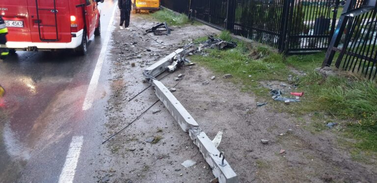Zabrzeż. Samochód złamał słup i uderzył w ogrodzenie