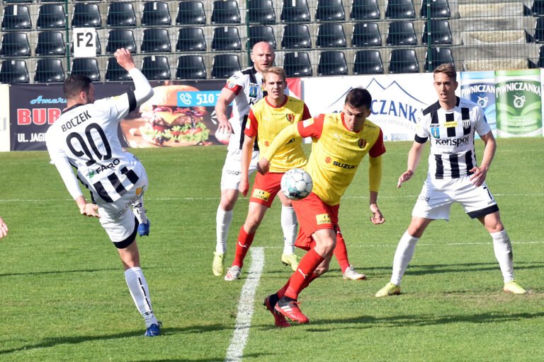 Kolejne zwycięstwo Sandecji, ale był też pech. Karetka zabrała z boiska Dawida Szufryna
