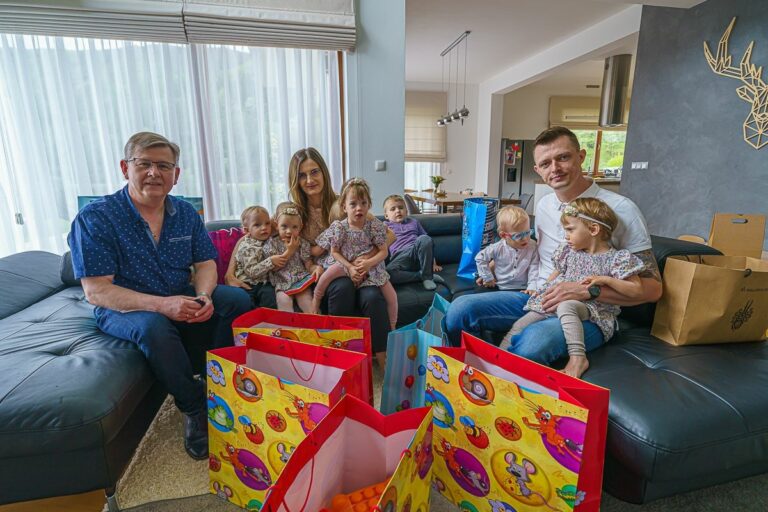 Marszałek Witold Kozłowski odwiedził rodzinę sześcioraczków z Tylmanowej.