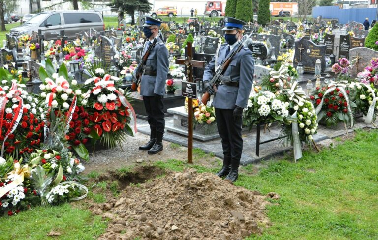 Zawyły syreny policyjne i strażackie. Asysta honorowa towarzyszyła w ostatniej drodze śp. asp. sztab. Markowi Kokocie