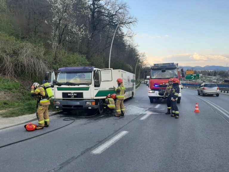 Nowy Sącz. Na ulicy Tarnowskiej zapalił się samochód ciężarowy