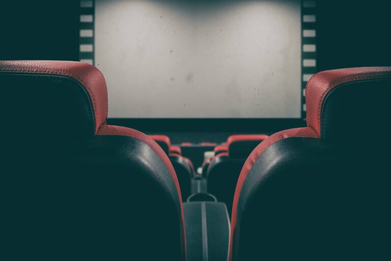 Kina i teatry zostaną otwarte wcześniej. Osoby zaszczepione nie będą wliczane do limitów na weselach czy komuniach